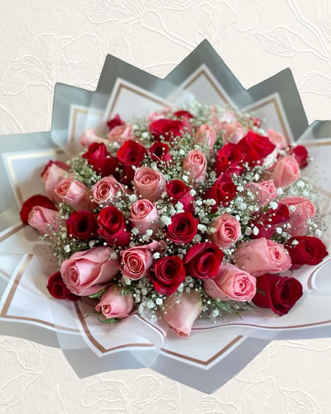 36 rosas con baby breath